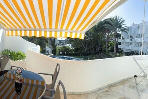 Outdoor dining - Casa Pinos: Quiet 2BD/2BA with pool and ocean views (Calahonda)