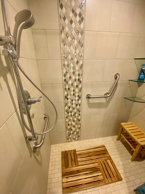 Bruser, hårtørrer, bidet, håndklæder