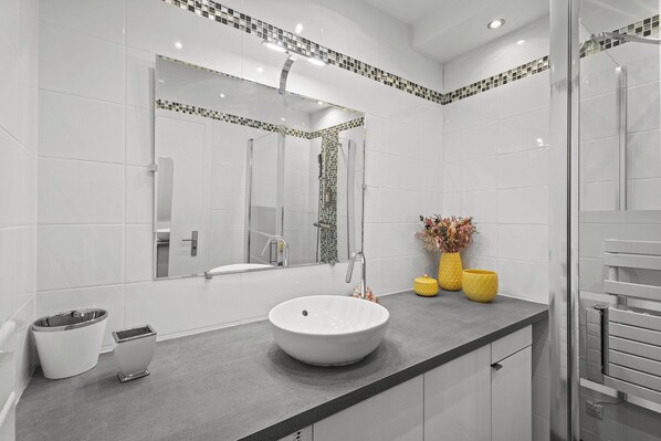 Suihku, hiustenkuivaaja, pyyhkeet, saippua