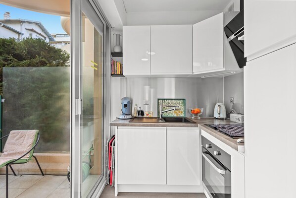 Fridge, oven, stovetop, dishwasher - Modern studio with terrace (Cannes)