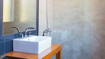 Douche, bidet, serviettes fournies, savon