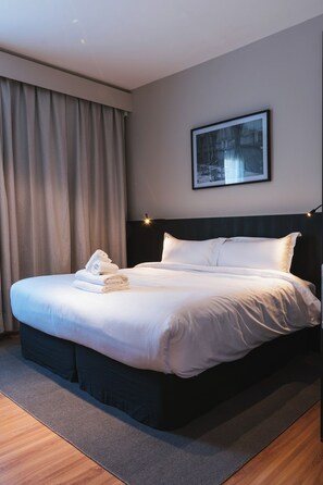 1 多间卧室、客房内保险箱、办公桌、WiFi