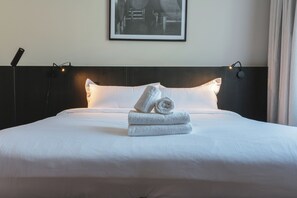 1 多间卧室、客房内保险箱、办公桌、WiFi