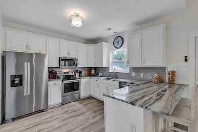 Marsh Estate: 3-Units + Theater Room! Putting!