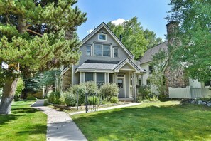 Exterior - Main Street Retreat: Downtown, Mountain Views, Hot Tub (Breckenridge)