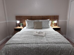 1 habitación, tabla de planchar con plancha, wifi y ropa de cama