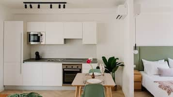 Frigorífico, microondas, horno y placa de cocina