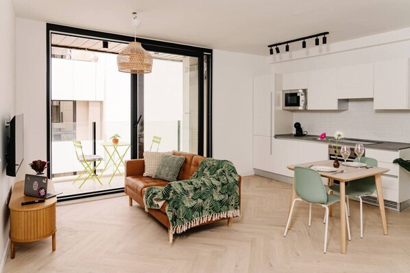 TV - Luxury 1BDR Suite | Sliema Main St, Near Beach (Tas-Sliema)