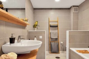 Doccia, asciugacapelli, bidet, asciugamani