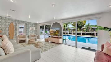 Casa, várias camas, acesso à piscina, vista para a piscina (Poolside Paradise) | Área de estar | TV de tela plana 50 polegadas com canais digitais