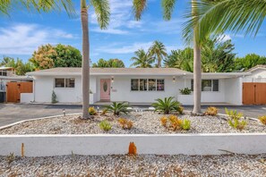 Exterior - Poolside Paradise Dock & Pool! (Oakland Park)