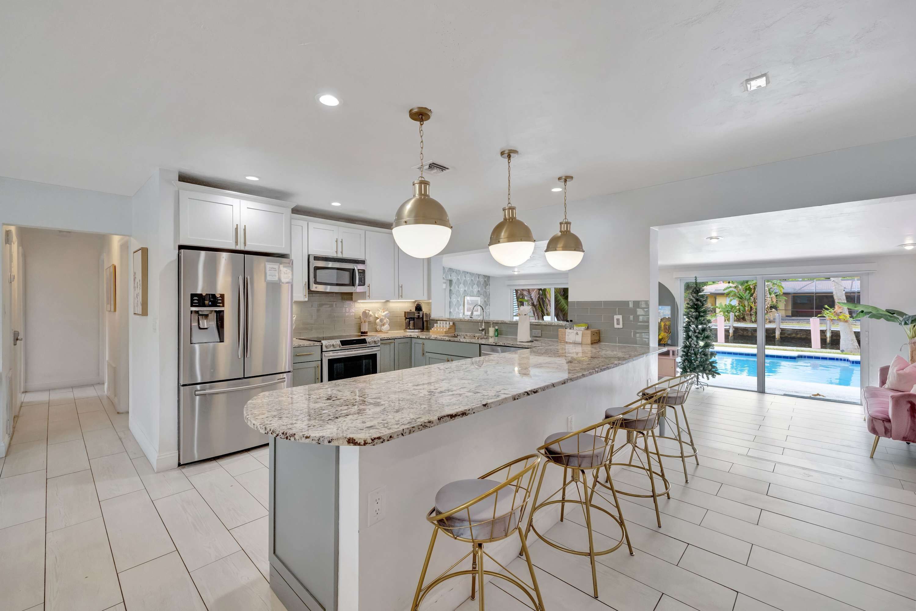 Geladeira, micro-ondas, fogão, cooktop