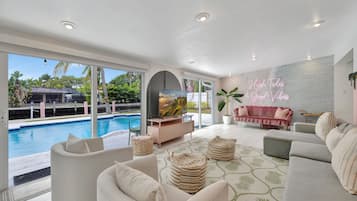 Casa, varias camas, acceso a la alberca, vista a la alberca (Poolside Paradise) | Área de sala de estar | Televisión de pantalla plana de 50 pulgadas con canales digitales