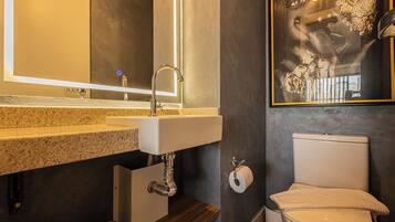 Comfort Apartment, City View | Bathroom | Shower, hair dryer, towels, soap