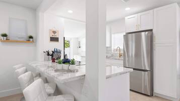 House, Multiple Beds, Patio, Garden View (Sunrise Palms) | Private kitchen | Fridge, microwave, oven, stovetop