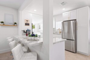 하우스, 침대(여러 개), 파티오, 정원 전망 (Sunrise Palms) | 전용 주방 | 냉장고, 전자레인지, 오븐, 쿡탑