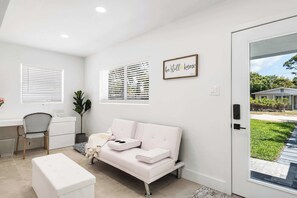 House, Multiple Beds, Patio, Garden View (Sunrise Palms) | Living area