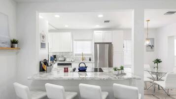 House, Multiple Beds, Patio, Garden View (Sunrise Palms) | Private kitchen | Fridge, microwave, oven, stovetop