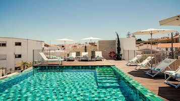 Piscina a l'aire lliure (horari: 08:00-20:00), para-sols i gandules