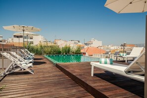 Außenpool, geöffnet von 08:00 Uhr bis 20:00 Uhr, Sonnenschirme