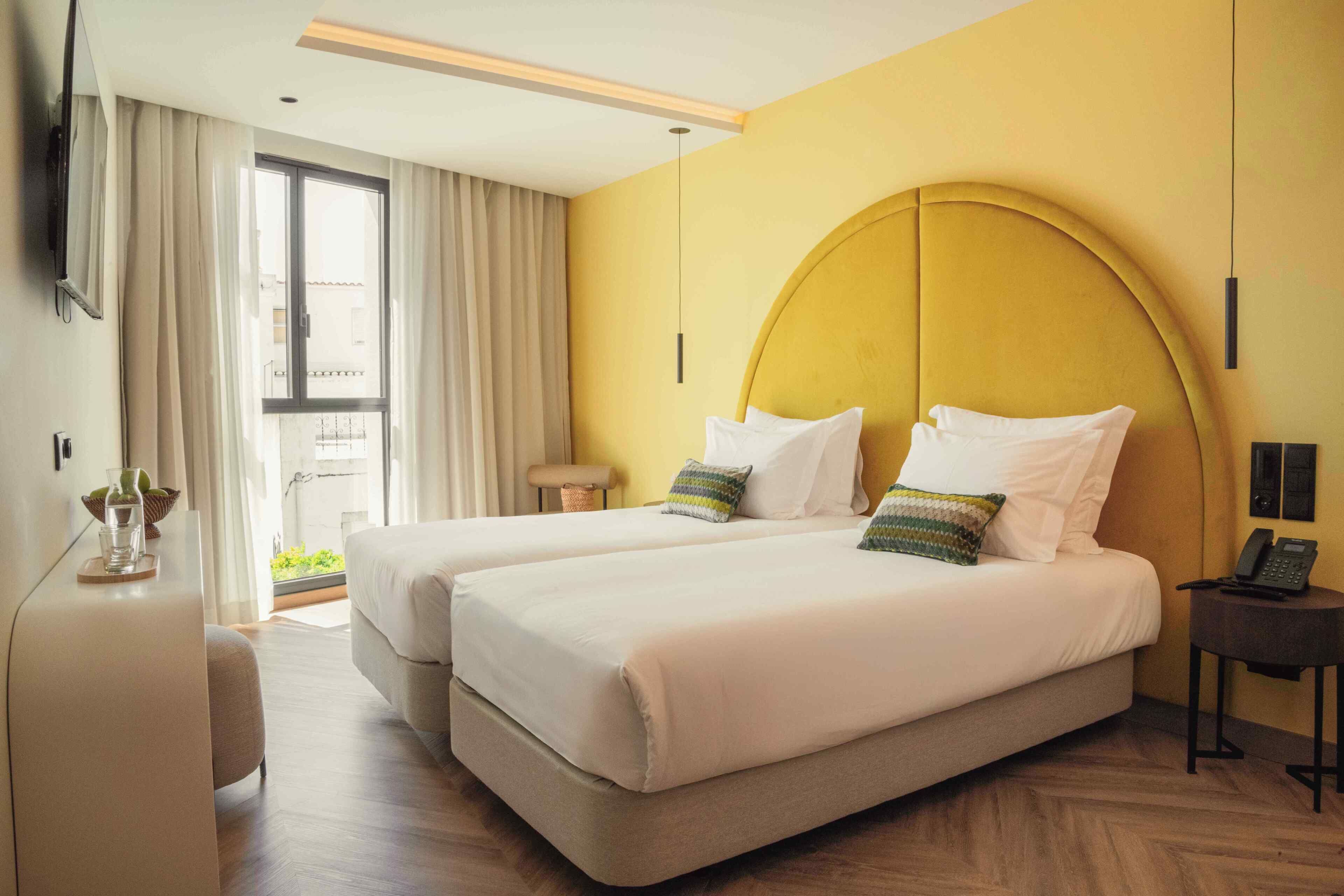 Superior tvåbäddsrum - utsikt mot staden | Sängtillbehör av högsta kvalitet, duntäcken och minibar