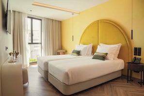 Superior tvåbäddsrum - utsikt mot staden | Sängtillbehör av högsta kvalitet, duntäcken och minibar