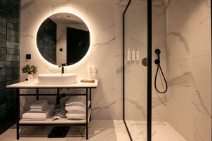 Quarto casal ou duplo standard, vista para a cidade | Banheiro | Chuveiro, secador de cabelo, chinelos, toalhas de banho