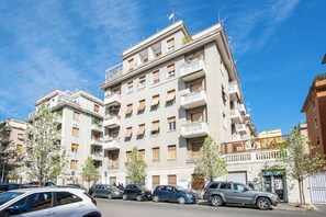 Exterior - Carpegna Park Apartment by Cornelia subway (Roma)