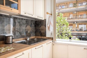 Interior - Carpegna Park Apartment by Cornelia subway (Roma)