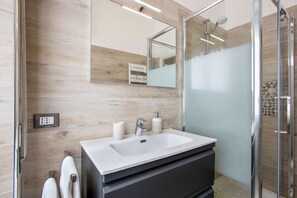 Dusche, Haartrockner, Bidet, Handtücher