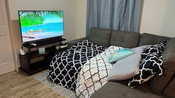 2 makuuhuonetta, tallelokero huoneessa, työpöytä, silitysrauta/-lauta