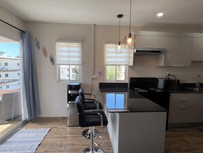 Refrigerador, microondas, horno, placa de cocina