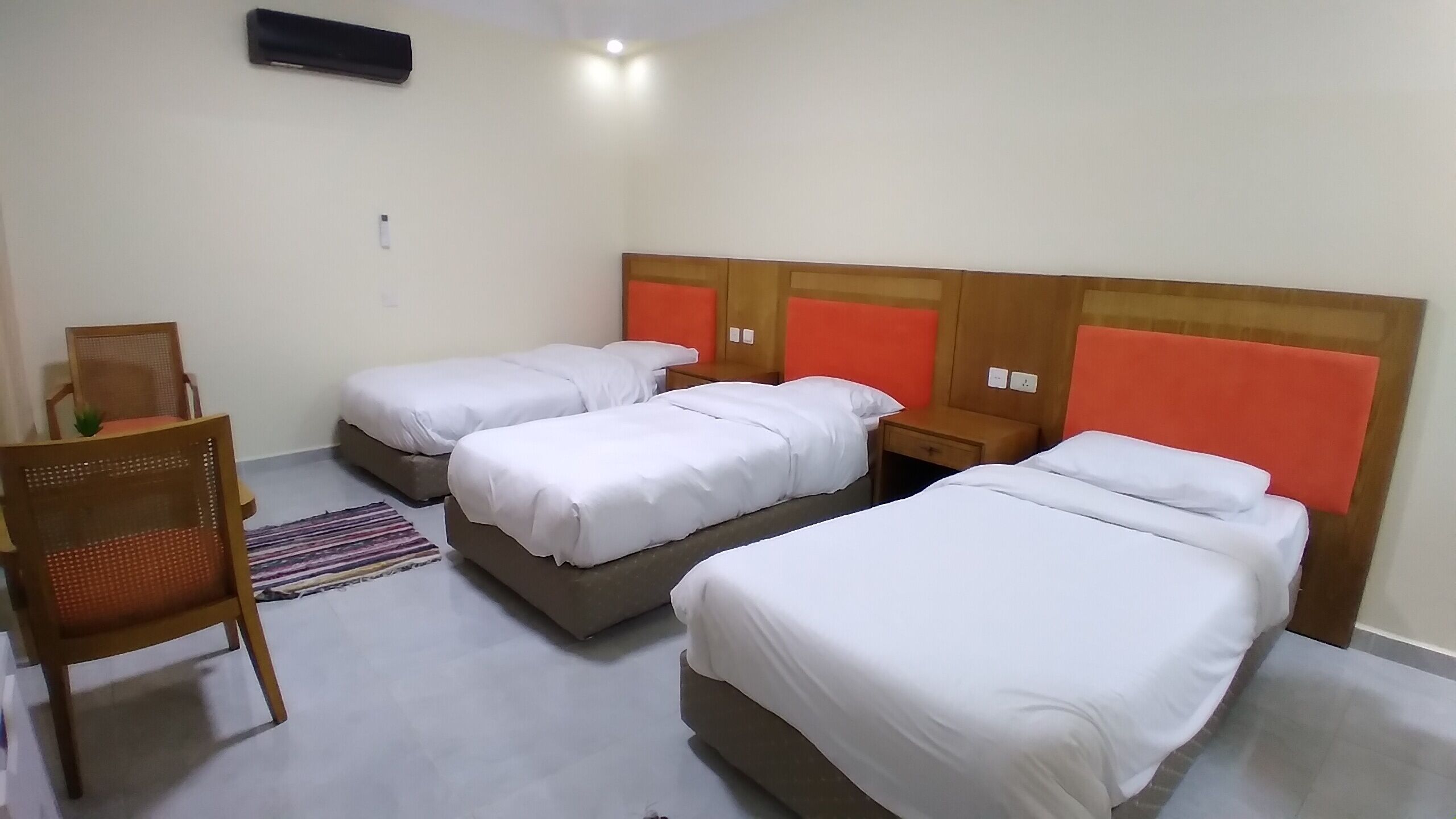 Tremannsrom – comfort | Safe på rommet, skrivebord, blendingsgardiner og lydisolert