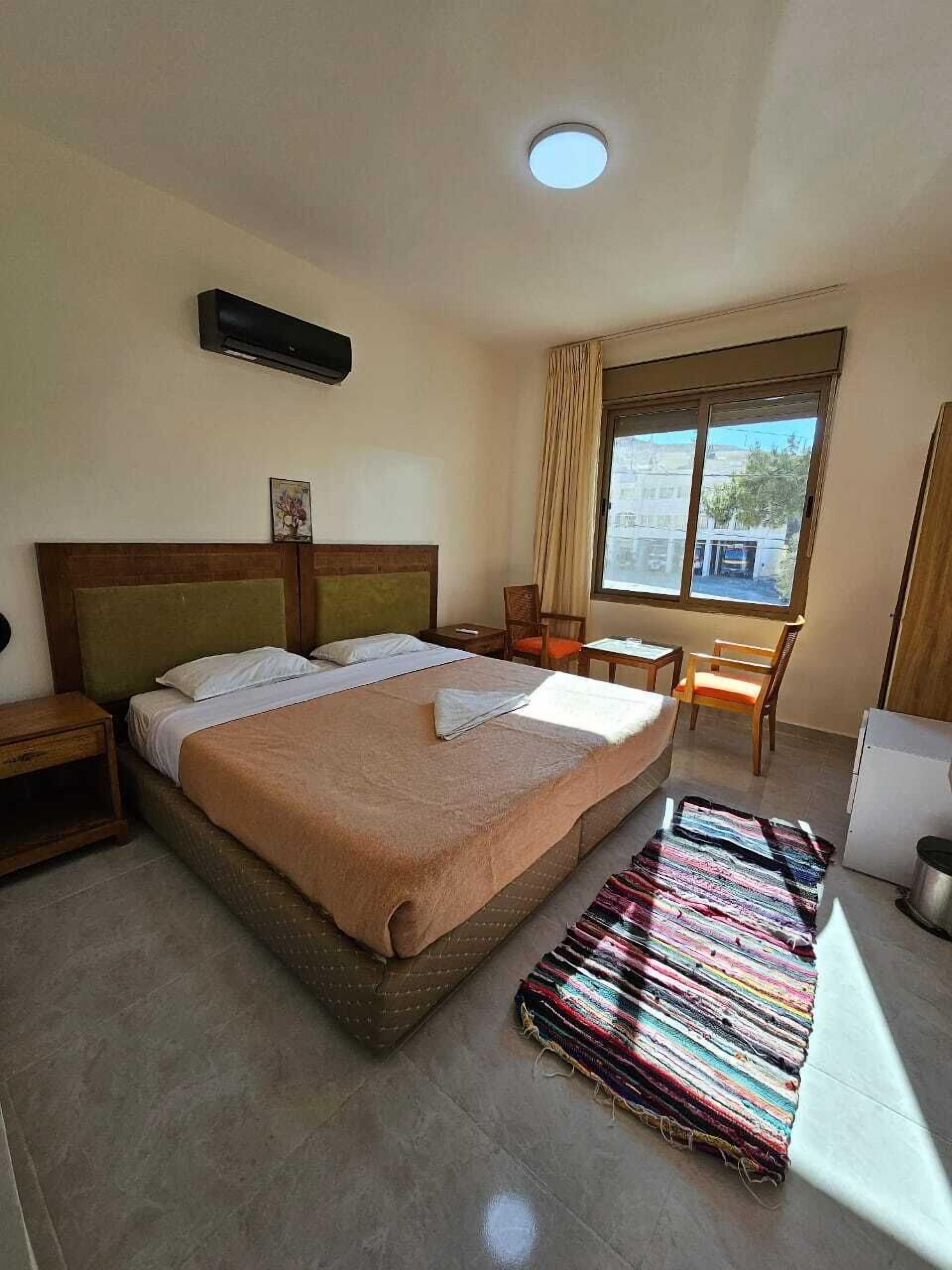 Safe på rommet, skrivebord, blendingsgardiner og lydisolert