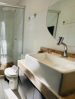 Basic Apartment | Bathroom - Mardisa Design - LikeHome Hospedagens (João Pessoa)