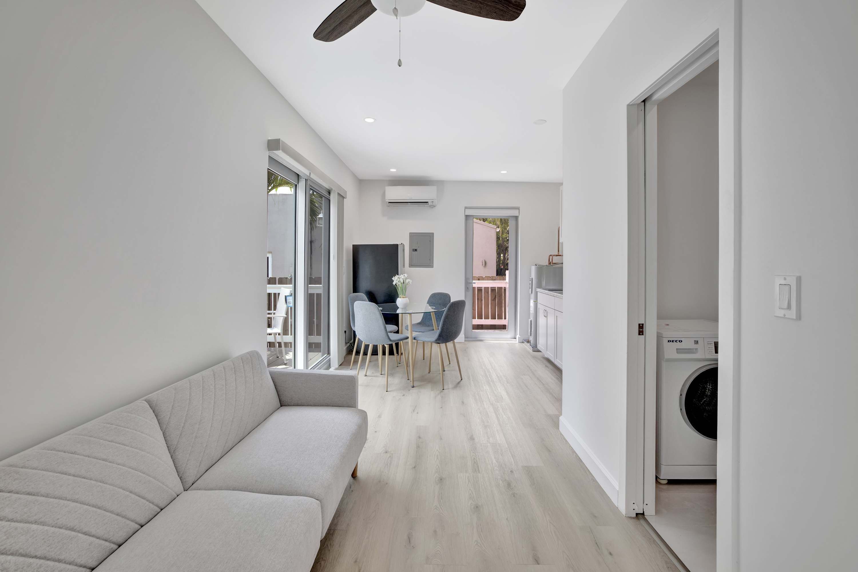 Hus - flera sängar - uteplats - utsikt mot trädgården (Sunshine Getaway) | Vardagsrum | 42-tums platt-tv med digitalkanaler