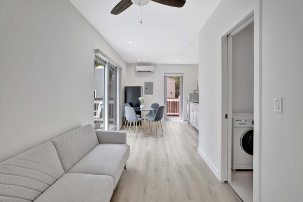 Living area - Sunshine Getaway Sleeps 4! (Fort Lauderdale)