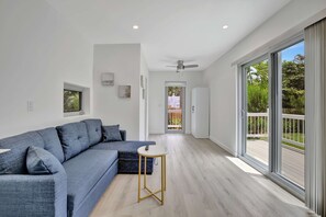 Living area - Sunshine Getaway Sleeps 4! (Fort Lauderdale)