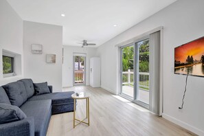 Living area - Sunshine Getaway Sleeps 4! (Fort Lauderdale)