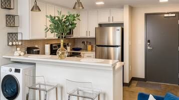 Een koelkast, een magnetron, een oven, een kookplaat