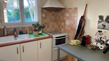 Een koelkast, een microgolfoven, een oven, een kookplaat