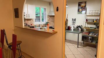 Een koelkast, een microgolfoven, een oven, een kookplaat