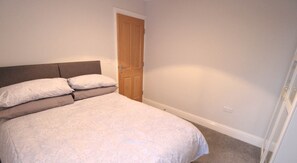 2 habitaciones, escritorio, wifi y ropa de cama