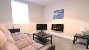 Televisión, chimenea y oficina 