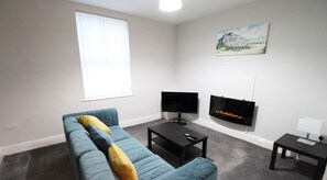 Televisie, een open haard en een kantoor