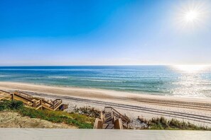 Plage, chaises longues, serviettes de plage