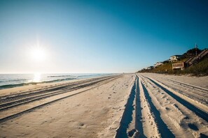 Plage, chaises longues, serviettes de plage
