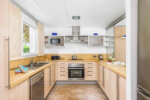 Kühlschrank, Mikrowelle, Ofen, Geschirrspüler