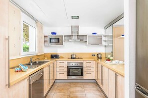 Jääkaappi, mikroaaltouuni, uuni, astianpesukone