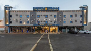 Un hôtel doté d’une façade moderne, de plusieurs étages et d’un espace de réception.